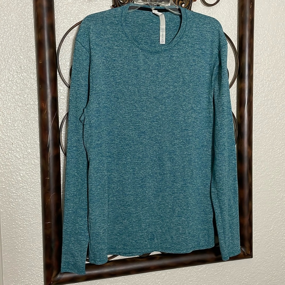 Women’s size large green Lululemon long sleeve shirt